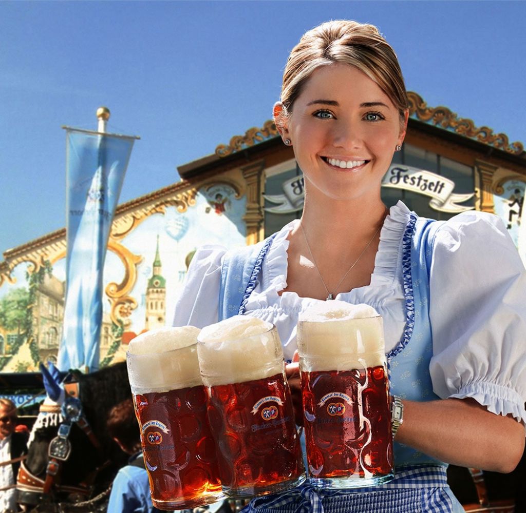 Một cô gái trong trang phục truyền thống của Bayern đang bưng bia cho khách. <b>Nguồn</b>: Markburger83