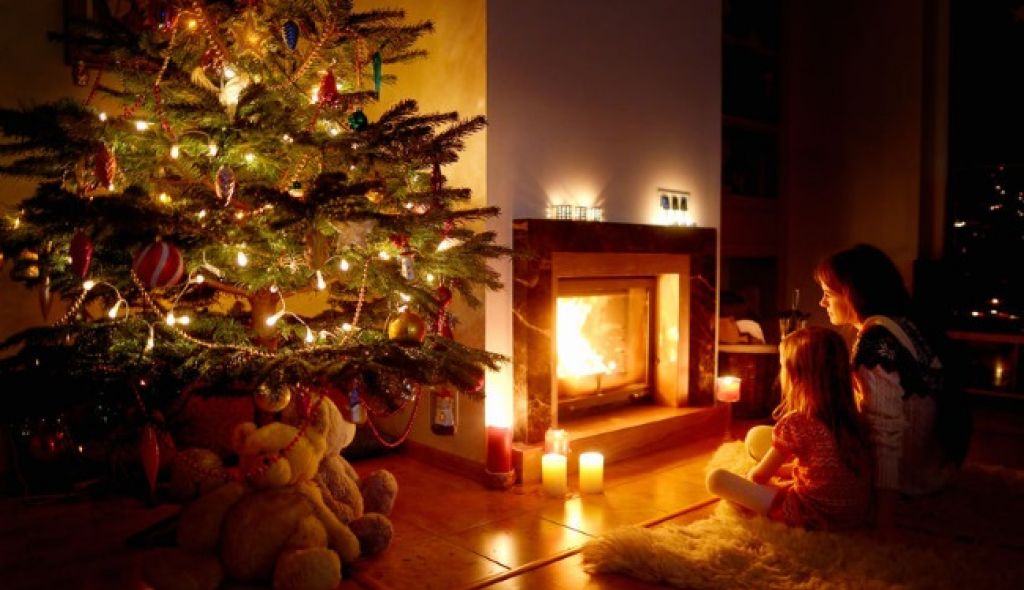 Lễ giáng sinh mọi người sẽ cùng nhau trang trí cây thông Noel với những quả cầu, nến và trao quà cho nhau. <b>Nguồn:</b> 123RF